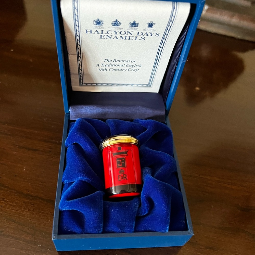 Halcyon Days rare enamel box. I LOVE YOU note.